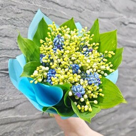 Ландыши и мускари. Букет в дизайнерской упаковке