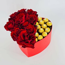 Букет сердце в коробке с красными французскими розами и конфетами Ферреро Роше