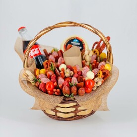 Подарочная корзина с закусками, букет из колбасы сыра, орехов с напитком Кока-колла. Букет из колбасы. Подарок мужчине на 23 февраля