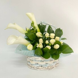 Калла, Роза кустовая, Рускус, Корзина плетеная