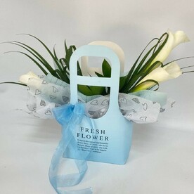 Белые каллы в сумочке. Цветы в сумке. Подарок для девушки, женщины