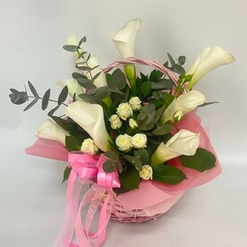 Калла, Роза кустовая, Эвкалипт, Рускус, Корзина плетеная