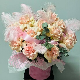 Большой букет французских роз Pink Mondiale в шляпной коробке
