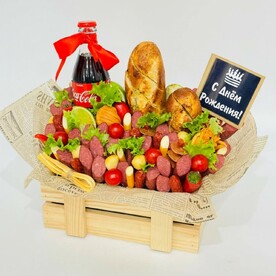 Колбасный букет в деревянном ящике. Букет из колбасы и закусок. Съедобный букет