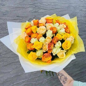 Большой букет ярких кенийских роз 45 шт. Розы Кения в дизайнерской упаковке