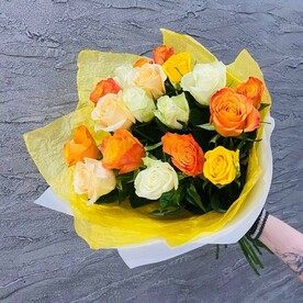 Розы Кения 19 шт. Букет из роз в дизайнерской упаковке на день рождения