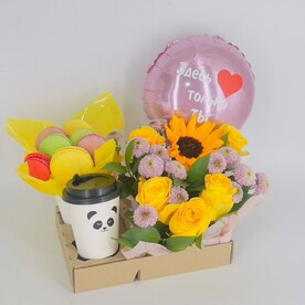 Подсолнух, Роза Эквадор, Хризантема сантини, Рускус, Печенье макарони, Шар с надписью, Кофе дрип пакет, Стакан, Подстаканник, Упаковка