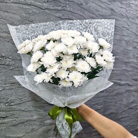 Букет из 7 белых кустовых хризантем