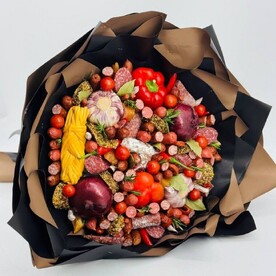 Большой колбасный букет с закусками для мужчины