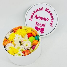 Букет цветов микс с пирожными макарони для мамы