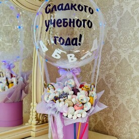 Сладкий букет из зефира и маршмеллоу с шаром баблс на 1 сентября
