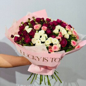 Пышный букет из 35 кустовых роз