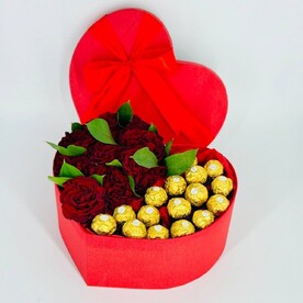Сердце с красными розами и конфетами ферреро роше для любимой девушки