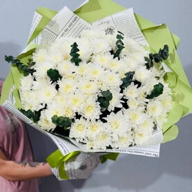 Хризантема балтика шт, Эвкалипт шт, Дизайнерская упаковка шт
