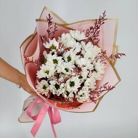 Букет белых кустовых хризантем с веточками лимониума