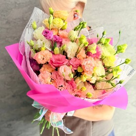 Пышный букетик из 15 цветов эустомы микс