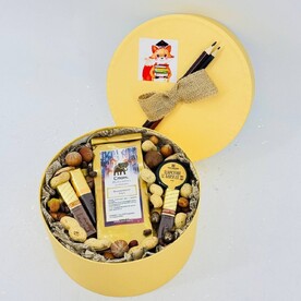 Подарочный насыпной бокс с орехами, мёдом, элитным чаем и шоколадками мерси. Чайный набор