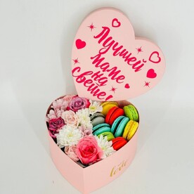 Букет для мамы коробка сердце с цветами и макарони