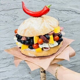 Мужской букет бургер с сыром и колбасками