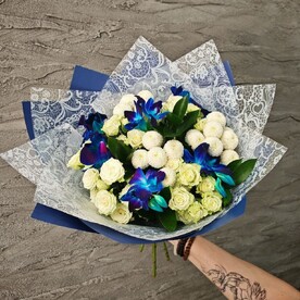 Пышный букет из синих орхидей дендробиум, кустовых эквадорских роз и белых хризантем