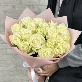 Белые розы 19 шт 50 см в розовой упаковке