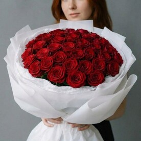Алые розы