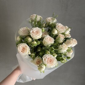 Букет из кустовых роз и этласпия