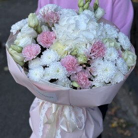 Объёмный букет нежных цветов