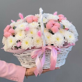 Композиция в корзине с хризантемой, хлопком и лагурусом