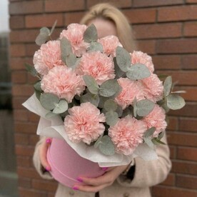 Нежная композиция из розовых диантусов и эвкалипта
