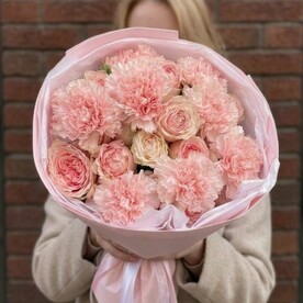 Нежный букет из кустовой розы и диантусов🌸