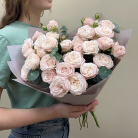 Букет из 7 кустовых пионовидных роз