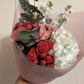 Диантус, Роза кустовая, Маттиола, Гортензия, Эвкалипт, Дизайнерская упаковка