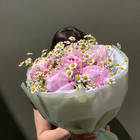 Пионы в ромашках