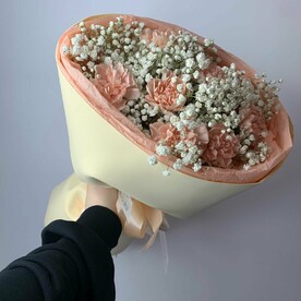 Букет из диантусов и белой гипсофилы