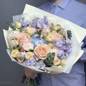 Роза кустовая, Диантус, Альстромерия, Роза пионовидная, Маттиола, Фисташка, Гортензия, Эвкалипт, Корейская бумага