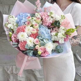 Эвкалипт, Диантус, Маттиола, Гортензия, Хризантема кустовая, Роза кустовая, Лизиантус Эустома, Аспарагус, Стифа, Корейская бумага