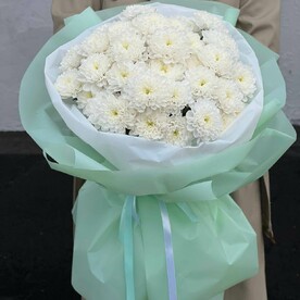 Букет из кустовых белых хризантем