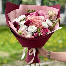Калла, Хризантема, Роза пионовидная кустовая, Гортензия, Лизиантус Эустома, Зелень декоративная, Дизайнерская упаковка