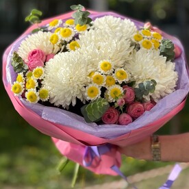 Хризантема одноголовая, Роза кустовая, Хризантема, Эвкалипт, Дизайнерская упаковка