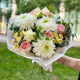 Хризантема кустовая, Эвкалипт, Роза одноголовая, Диантус, Хризантема одноголовая, Зелень, Дизайнерская упаковка