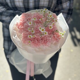 Розовые диантусы с ромашкой