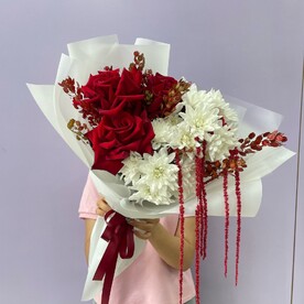БУКЕТ С КРАСНЫМИ РОЗАМИ И ХРИЗАНТЕМОЙ