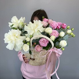 Корзина с бомбастиками и ажурными розами