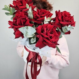 Ажурные красные розы в коробке
