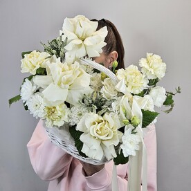 Корзина ажурных роз с эустомой