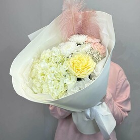 Кремовый букет с декоративными перьями