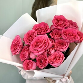 5 кустовых малиновых роз