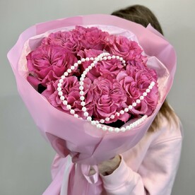 Пионовидная роза Кантри Блюз с бусами