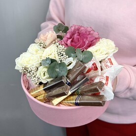 Шайба с цветами и сладостями